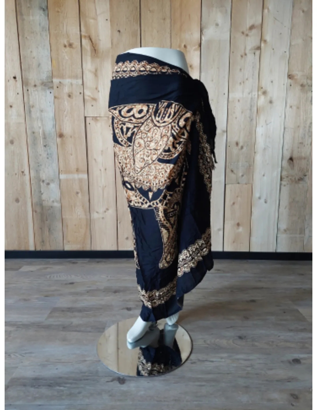 Sarong - 022 - Olifant beige op zwart van Om Namaste - Pareo Saunadoek Wikkeljurk - Image 4