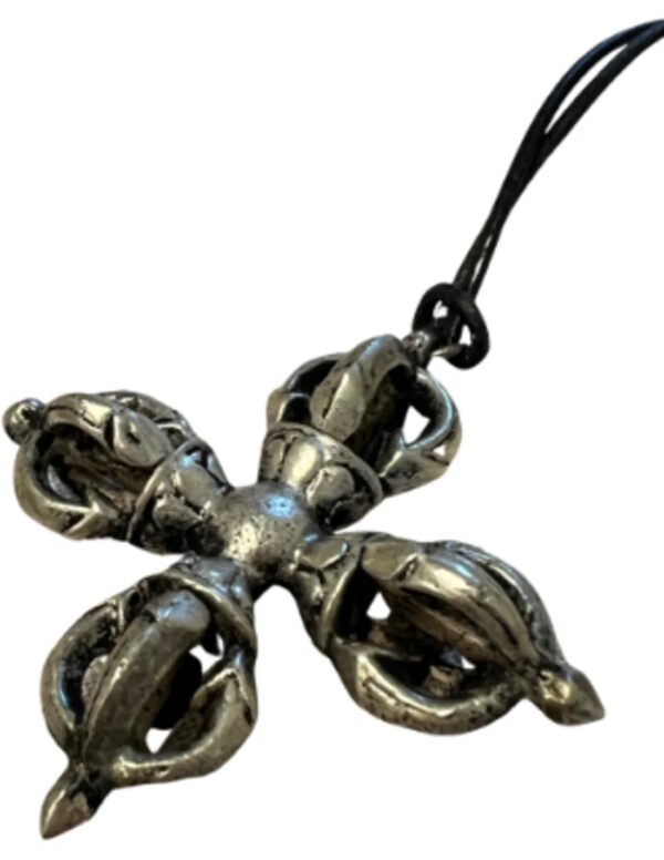 Vajra dubbele verzilverde hanger aan koord D12