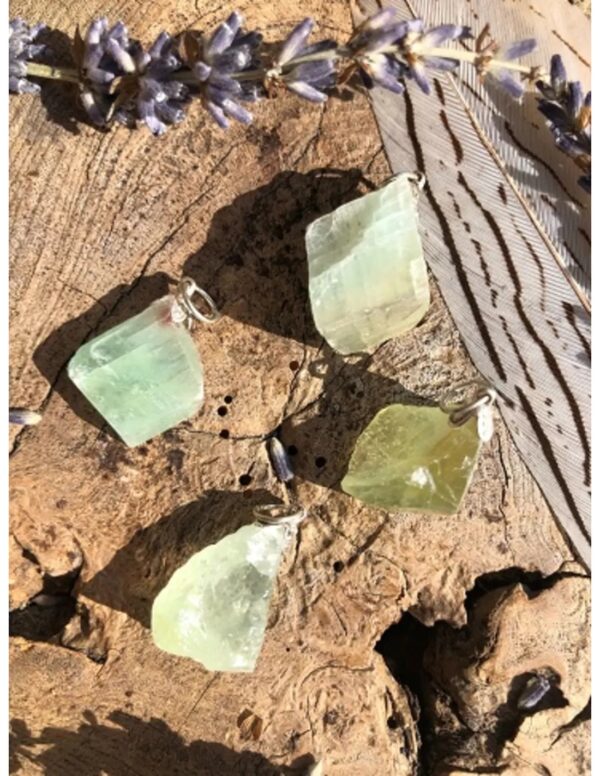 Calciet groen ruw edelsteen hanger - Image 4