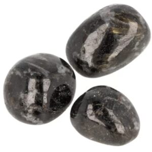 Arfvedsoniet 50 gr. trommelstenen (mt2-3)