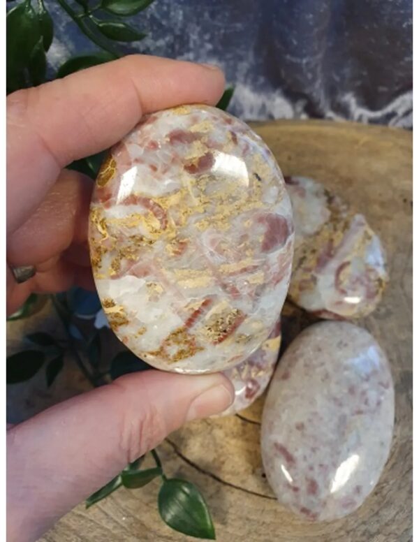 Calciet Strawberry handsteen - Image 2