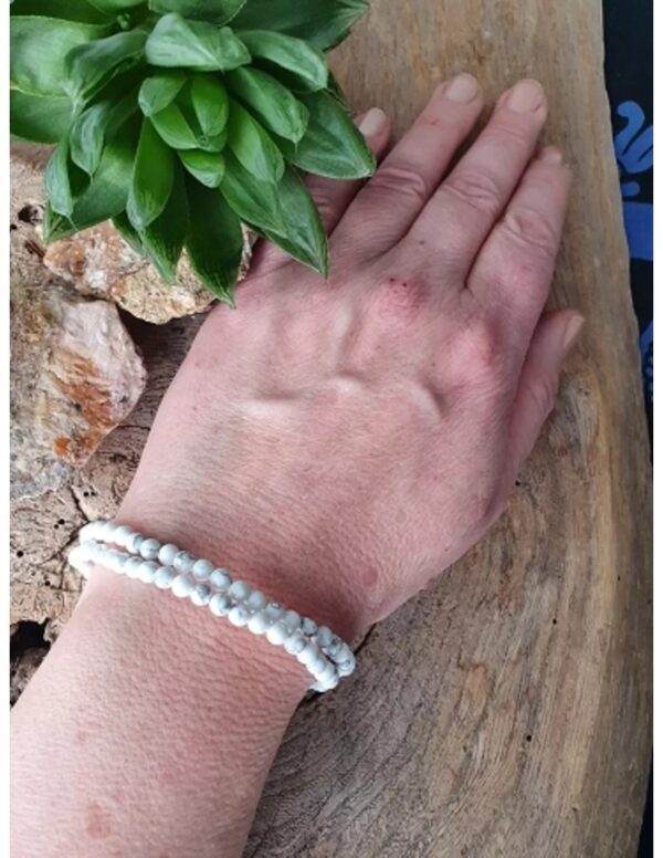 Howliet wit kralenarmband 4 mm - Image 2