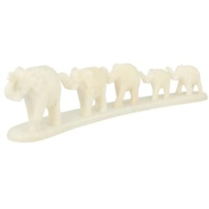 Speksteen 5 olifanten op strip 19 cm wit