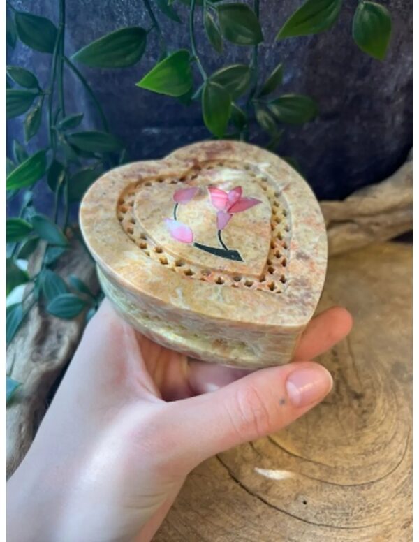 Speksteen doosje hart met bloem / gaatjes 10 cm - Image 2