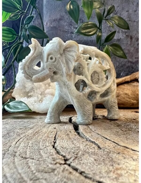 Speksteen olifant in olifant 6,5 cm slurf op - Image 2