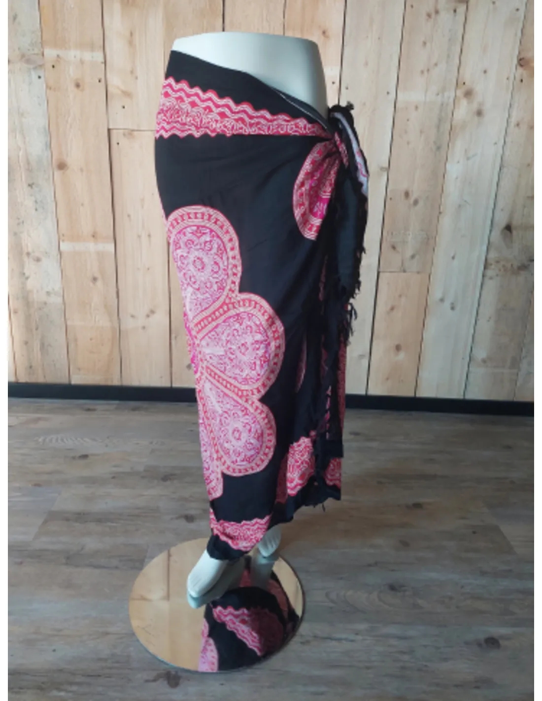 Sarong - 007 - Roze bloem op zwart van Om Namaste - Pareo Saunadoek Wikkeljurk - Image 2