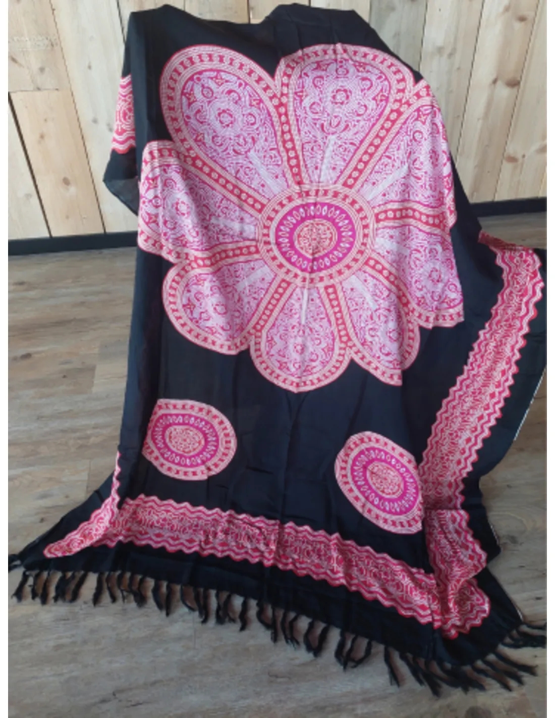 Sarong - 007 - Roze bloem op zwart van Om Namaste - Pareo Saunadoek Wikkeljurk - Image 4