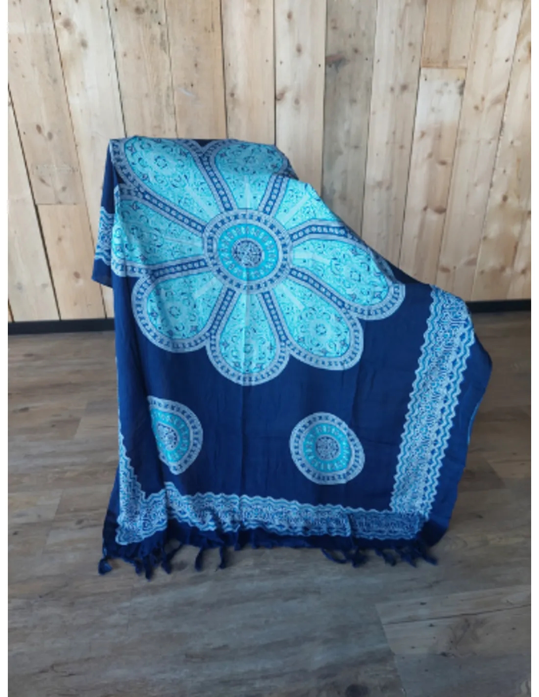 Sarong - 014 - Blauw/witte bloem op blauw van Om Namaste - Pareo Saunadoek Wikkeljurk - Image 2