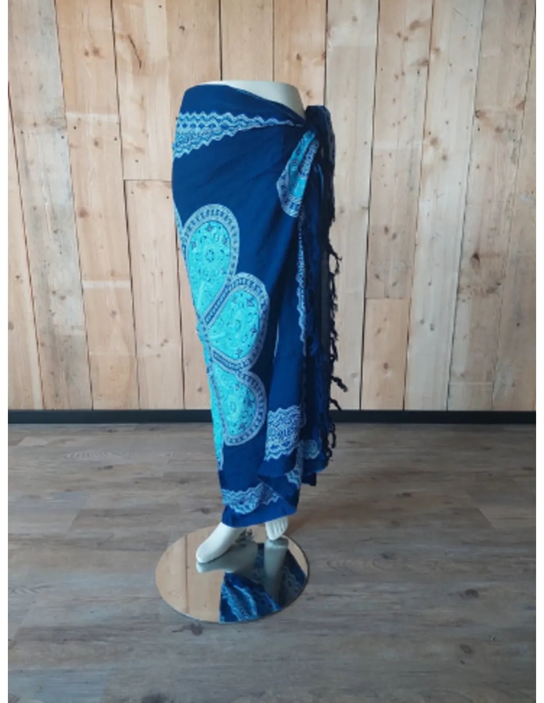 Sarong - 014 - Blauw/witte bloem op blauw van Om Namaste - Pareo Saunadoek Wikkeljurk - Image 4