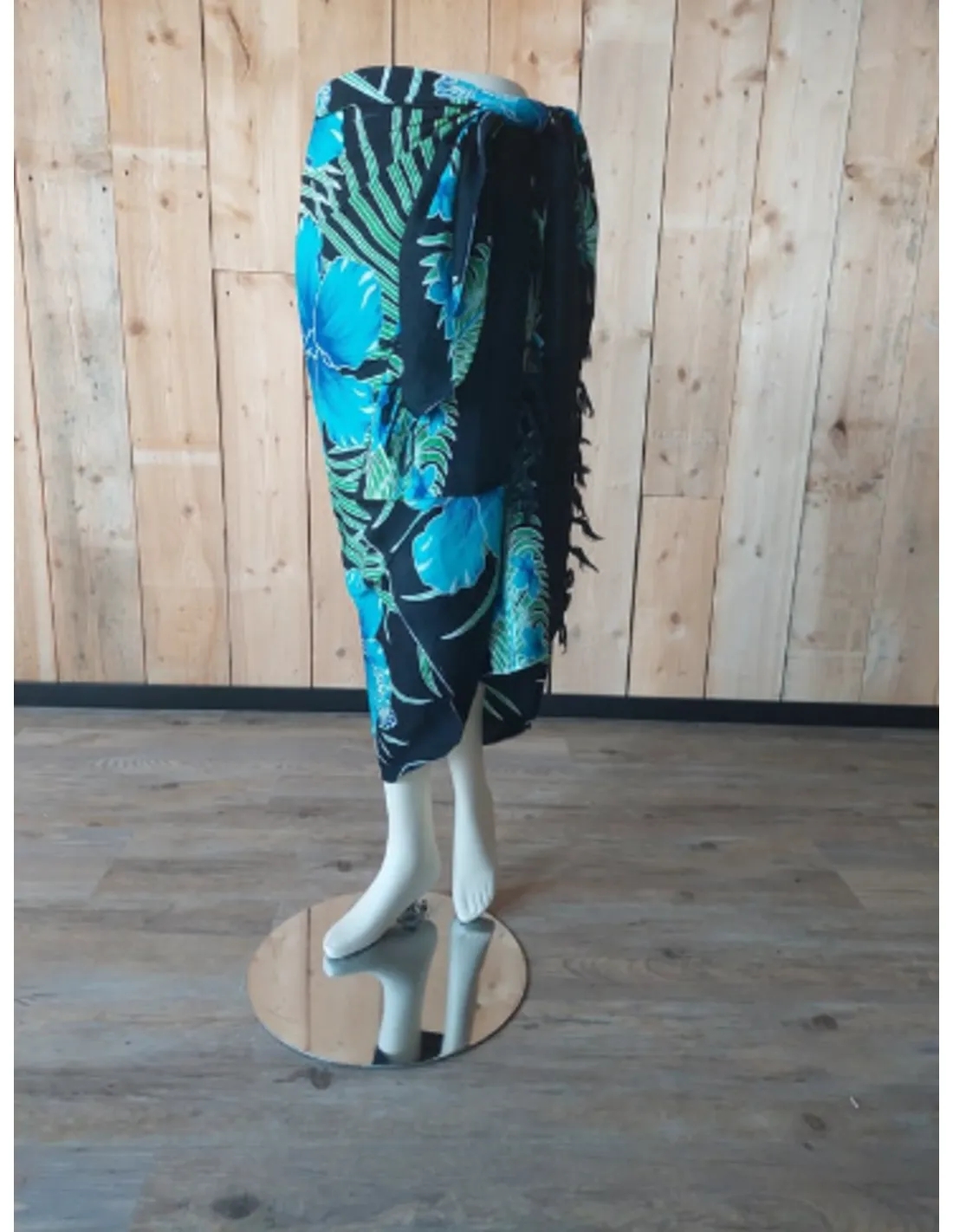 Sarong - 016 - Bloemen blauw van Om Namaste - Pareo Saunadoek Wikkeljurk - Image 2