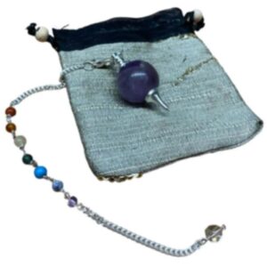 Pendel met ronde Amethist en een ketting met 7 kleine chakra's edelstenen - met gratis buideltje - Pendelen - spiritueel - nr.31